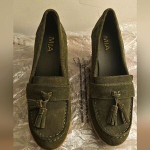 NEW out of the 📦 size 8.5 Mia Olive Green Suede wedge heeled Loafers